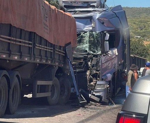 Caminhão-cegonha bate em outro veículo de carga e deixa BR-316 interditada entre Marcolândia e Francisco Macedo