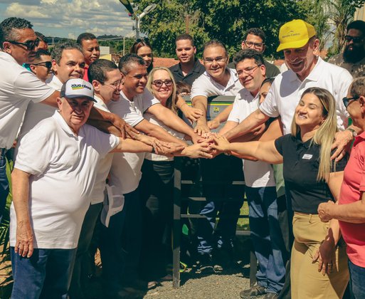 Governo do Piauí pavimenta mais de 10 ruas de Brejo do Piauí com asfalto e entrega kit de mobília para creche