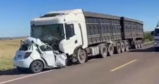 Homem morre após tentar matar ex-companheira e bater carro contra carreta
