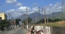 Homem usa carrinho de mão para jogar cadáver no meio da rua no Rio