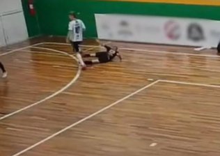 Jogador tem perna perfurada por pedaço de madeira em partida de futsal ; veja vídeo