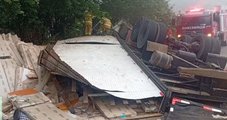 Motorista morre após caminhão carregado de móveis tombar em rodovia no sul da Bahia