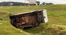 Motorista morre após van bater contra caminhão e cair em ribanceira na BR-116, em São José dos Pinhais