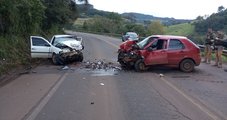 Mulher morre em colisão frontal entre carros na SC-160