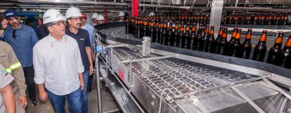 Rafael Fonteles visita fábrica da Ambev em Teresina que realiza investimentos de R$ 30 milhões
