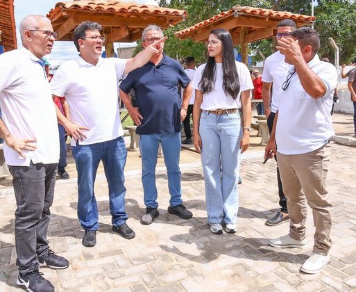 Rafael Fonteles visita obras de revitalização de estádio e autoriza calçamento de novas vias públicas em Barro Duro