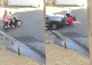 Tia e sobrinho de moto são atropelados por carro em semáforo