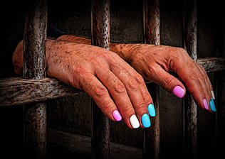 Transexuais na Colmeia denunciam estupros por homens que fingem ser mulher