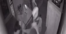 Vídeo: adolescentes invadem casa e abrem crânio de vítima com martelo durante assalto; filho de 4 anos presenciou tudo