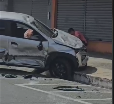 Acidente entre dois carros é registrado em cruzamento no Centro de Teresina