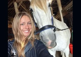 Amazona de 25 anos morre após cavalo empinar e cair sobre seu corpo