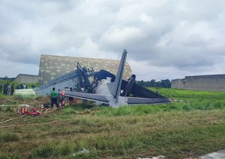 Avião militar cai e deixa cinco mortos na Índia