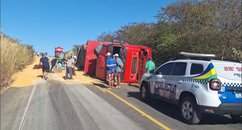 Caminhão com carga de milho tomba e trecho de BR-324 no Sul do Piauí fica interditado nos dois sentidos