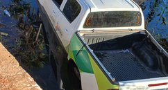 Caminhonete da Polícia Ambiental cai em riacho na PI-212 entre Barras e Remédios