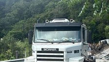 Carga de cimento de carreta tomba na cidade de Nossa Senhora dos Remédios