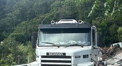 Carga de cimento de carreta tomba na cidade de Nossa Senhora dos Remédios