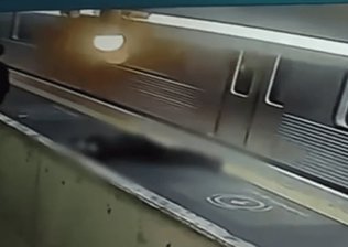 Chutes na cabeça: câmera flagrou ataque contra mulher na Linha 1-Azul.