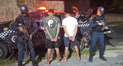 Dupla é presa por porte ilegal de arma de fogo após fuga em alta velocidade e colisão em cerca de arame em Regeneração