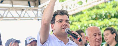 Em Caraúbas, Rafael Fonteles autoriza obra de calçamento e destaca avanço da Rota do Leite