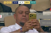 Ex-jogador chama atenção ao surgir com celular luxuoso durante partida