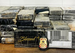 Funcionário de aeroporto é preso ao tentar despachar mala de cocaína