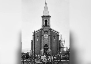 Igreja em que santa ficou intacta após incêndio é reinaugurada