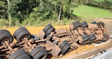 Mulher morre soterrada por carga de concreto após caminhão sair da pista e capotar na BR-282