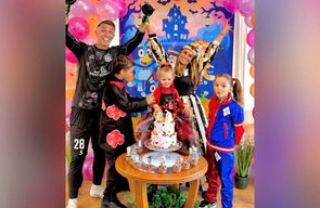 Muslera usa inteligência artificial para aparecer em fotos do aniversário da filha