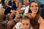 O atacante Neymar Jr. protagonizou um momento especial após a vitória de sua equipe ao se reunir com a influenciadora Bruna Biancardi e os filhos na arquibancada do estádio. O encontro aconteceu logo após o apito final e chamou a atenção dos torcedores presentes.  Após deixar o gramado, Neymar seguiu em direção ao setor onde seus familiares acompanhavam a partida. O jogador foi recebido com abraço