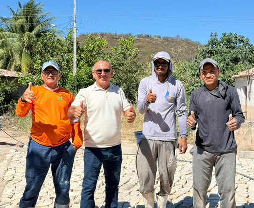 O prefeito Jovelino realizou, nesta segunda-feira (15/06), uma visita às obras de pavimentação em paralelepípedo na localidade Carnaubal, zona rural de Assunção do Piauí.  Durante a vistoria, o gestor acompanhou de perto o andamento dos serviços, avaliando a execução da obra que visa melhorar a mobilidade dos moradores e garantir mais segurança para quem trafega pela região.  Além de verificar o p