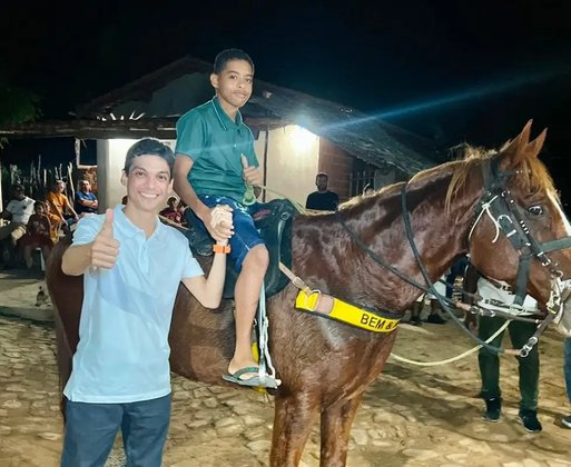 Prefeito de Angical doa cavalo a adolescente que perdeu égua morta a facadas