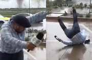 Repórter leva tombo ao vivo em chuva no México; vídeo