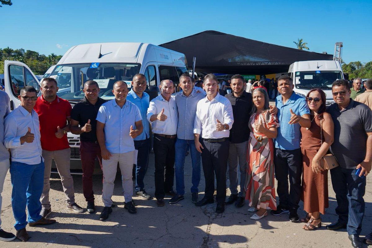 Severo Eulálio participa da entrega de vans, caminhonetes e tratores para municípios do Piauí