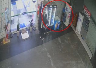 Suspeito esconde arma de PM baleado em geladeira de posto de gasolina.