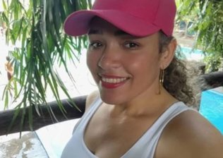 Técnica de enfermagem morre ao ser ejetada de carro após namorado perder controle da direção e capotar
