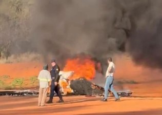 Avião de pequeno porte cai e piloto morre