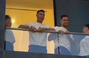 Cristiano Ronaldo leva torcedores à loucura em hotel no Canadá antes de jogo