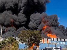 Explosão em fábrica de EVA provoca incêndio e deixa três feridos em Perdigão (MG) (Foto: Reprodução)
