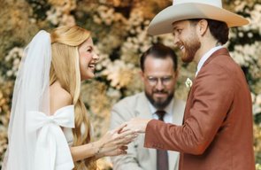 Gustavo Tubarão faz piadas em votos de casamento com Jade e divide opiniões na internet
