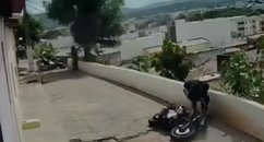 Homem é perseguido por policiais, cai mas consegue fugir após policial deslizar no mesmo morro no PI