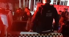 Homem em surto é contido pela PM após causar danos a comércios