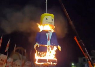 Iranianos queimam Trump de Lego em funeral de Ali Khamenei.