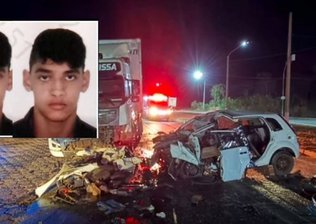 Jovem morre preso às ferragens após batida entre carro e carreta na BR-364