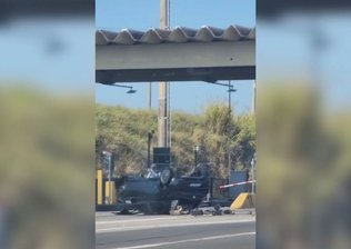 Motorista morre após carro capotar e atingir estrutura de pedágio. Veja vídeo