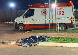 Mulher morre atropelada por carreta após descer de moto em cruzamento