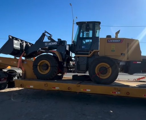 Paes Landim recebe trator e pá-carregadeira para reforçar apoio à agricultura
