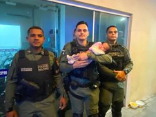 Policiais salvam bebê engasgada no Recife (Foto: Reprodução/PMPE)