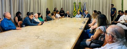 Prefeitura de Teresina recebe doação de livro piauiense para as escolas municipais