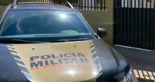 Um homem de 65 anos foi encontrado morto com golpes de machado na manhã da última segunda-feira (27/07), na estrada de Carrapato, zona rural de Leopoldina, em Minas Gerais. Pai e filho são suspeitos do crime. Um deles, de 59 anos, foi preso em flagrante, enquanto o filho, de 26 anos, continua foragido.  De acordo com a Polícia Militar, uma testemunha encontrou a vítima caída e acionou os militares