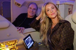 Ana Paula Siebert mostra luxo de avião em viagem à China